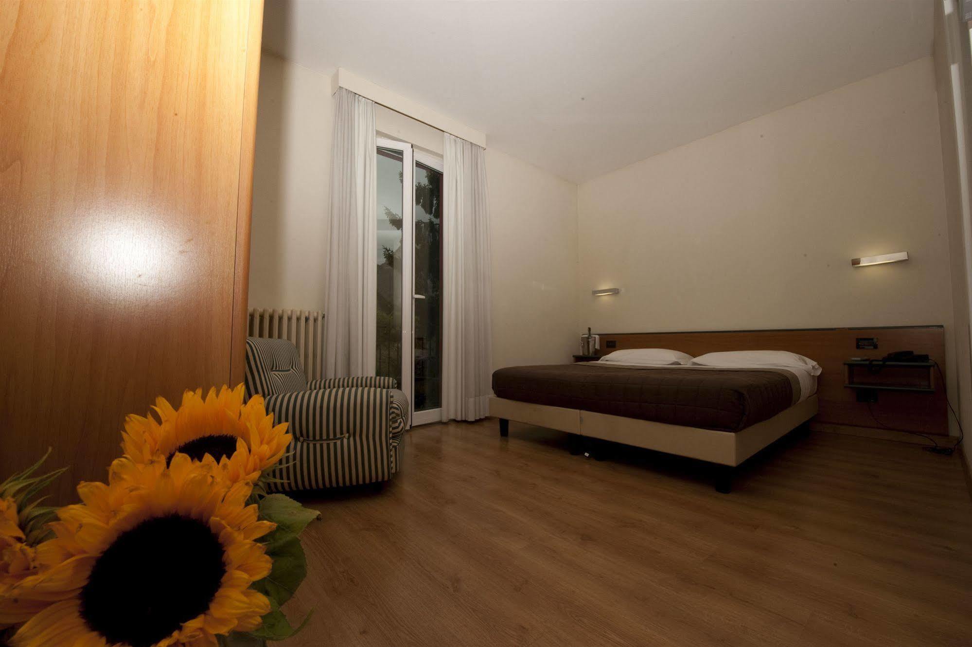 Hotel Serenella Baveno Bagian luar foto
